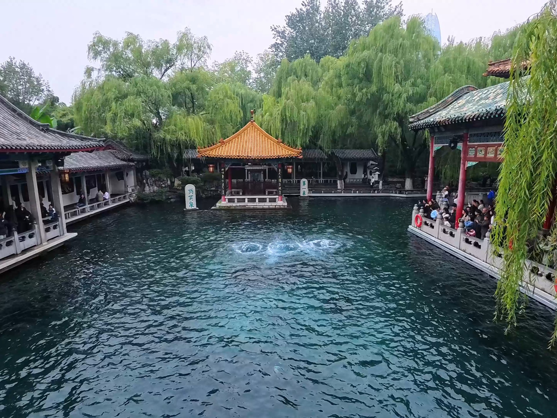 看看创下近60年历史最高水位的趵突泉是什么样的