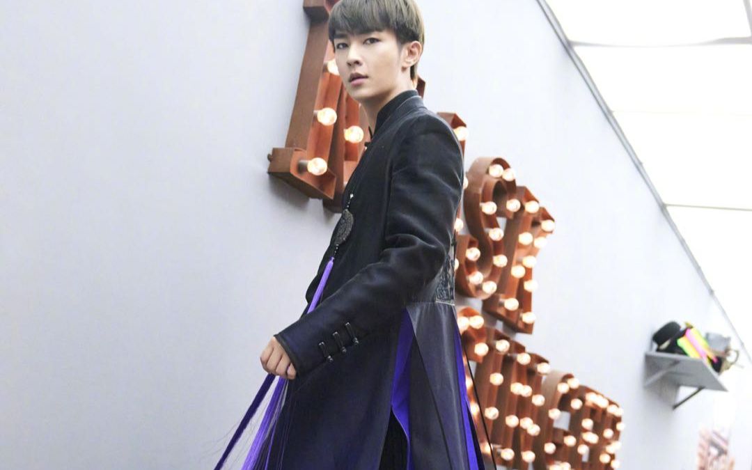 炎亚纶穿剑三绝美服装蒙面唱将猜猜猜完美剪辑_哔哩哔哩 (゜-゜)つロ