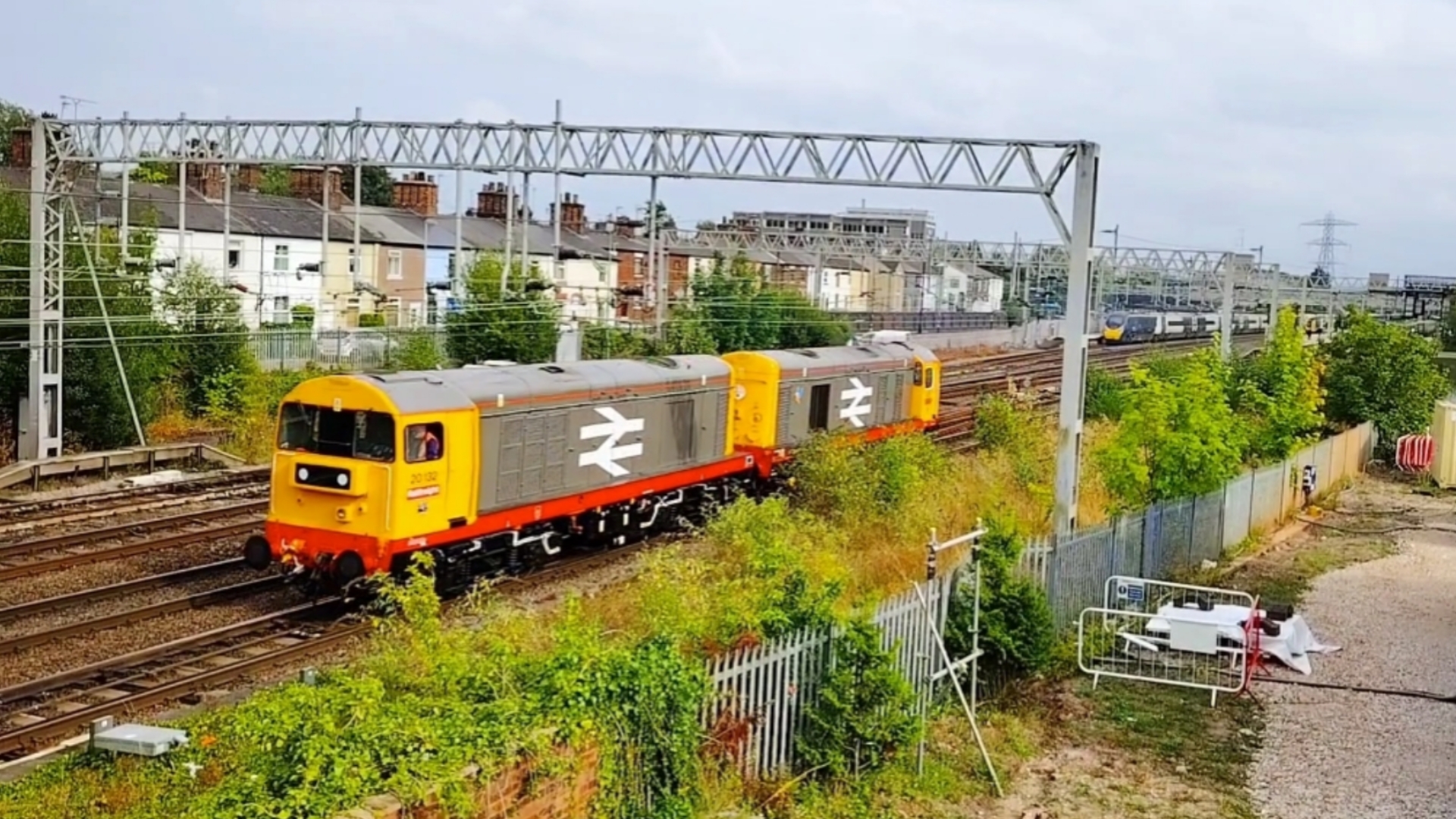 两台英国铁路20型内燃机车通过斯塔福德火车站