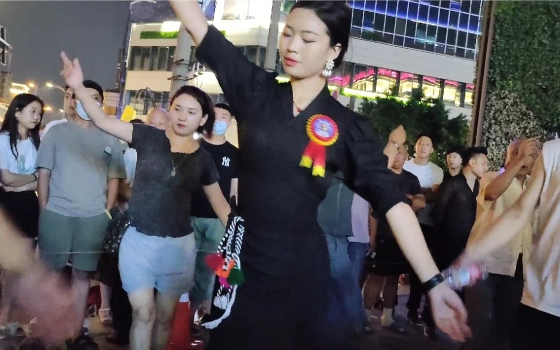 [图]成都罗马假日广场，锅庄舞《拉萨夜雨》西饶女士，光鲜亮丽气质佳