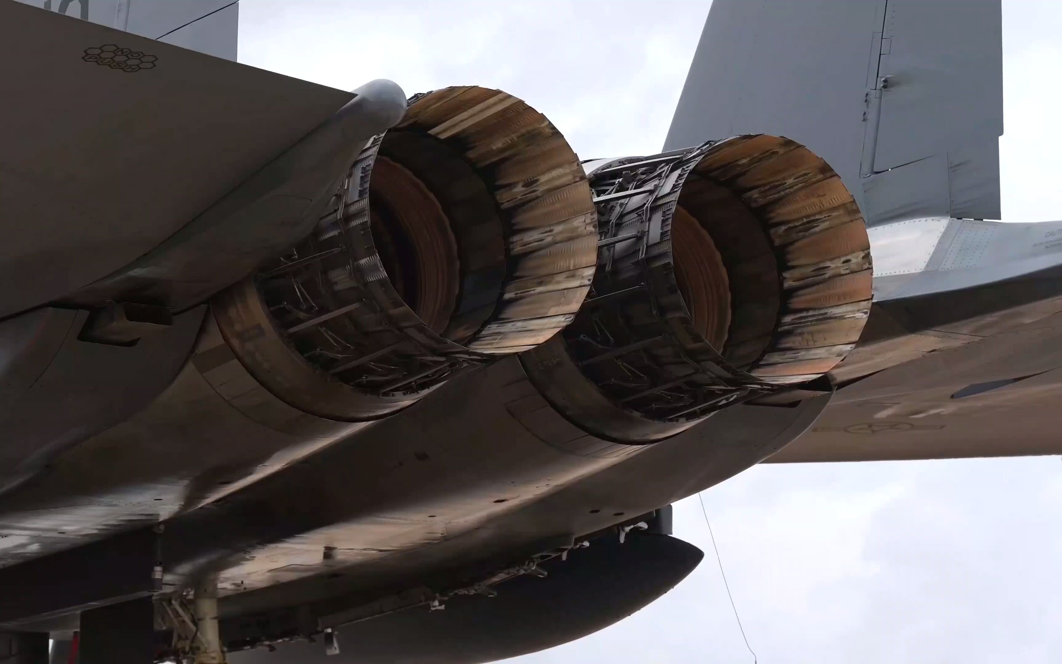 我戴耳机把耵聍治好了,f15发动机地面试车.