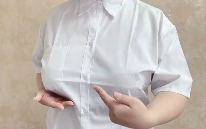 胸大穿衬衫很尴尬 一动就暴扣