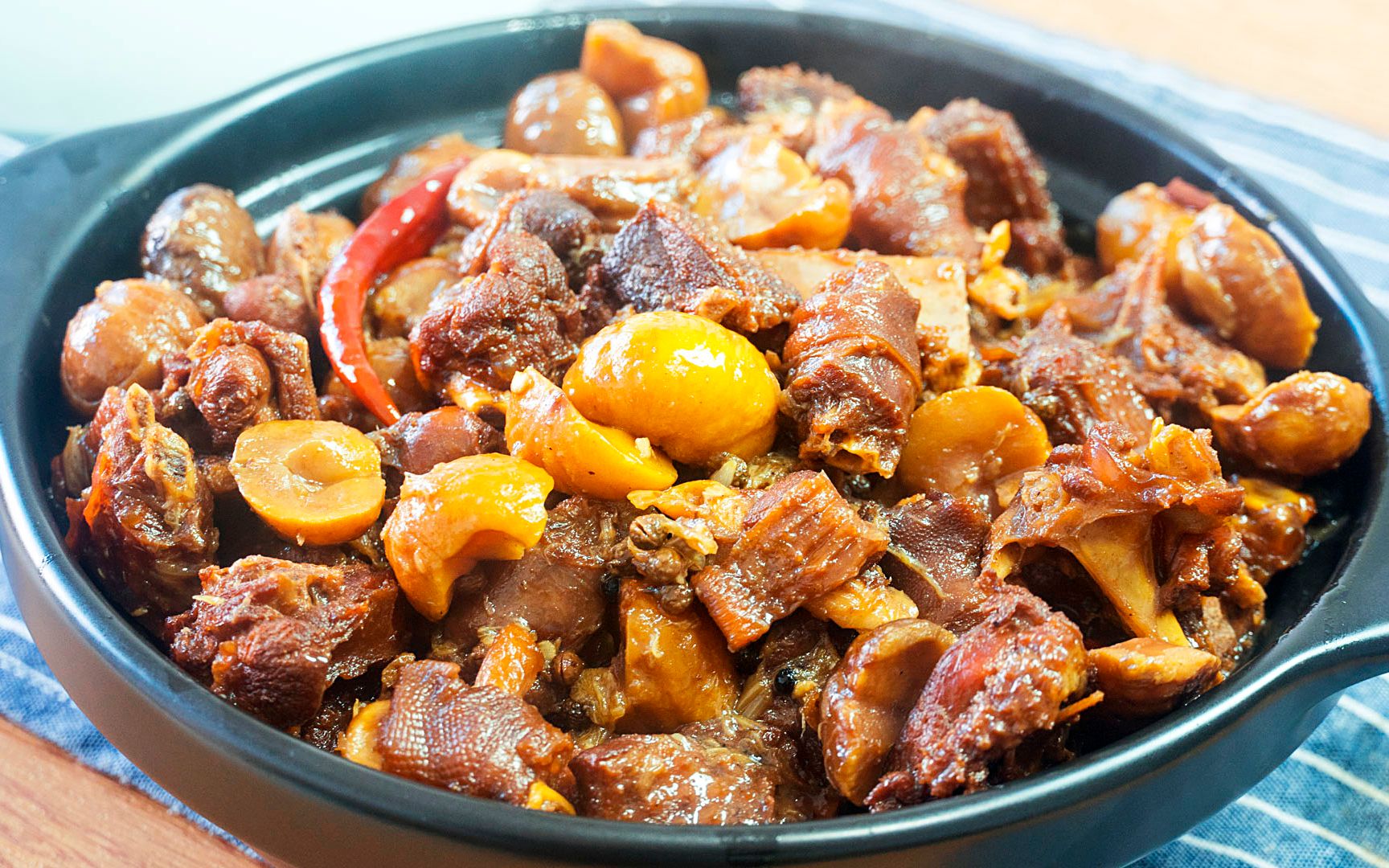 50块钱买3斤大鹅,铁锅小火慢炖1个半小时,出锅满屋飘香,看饿了