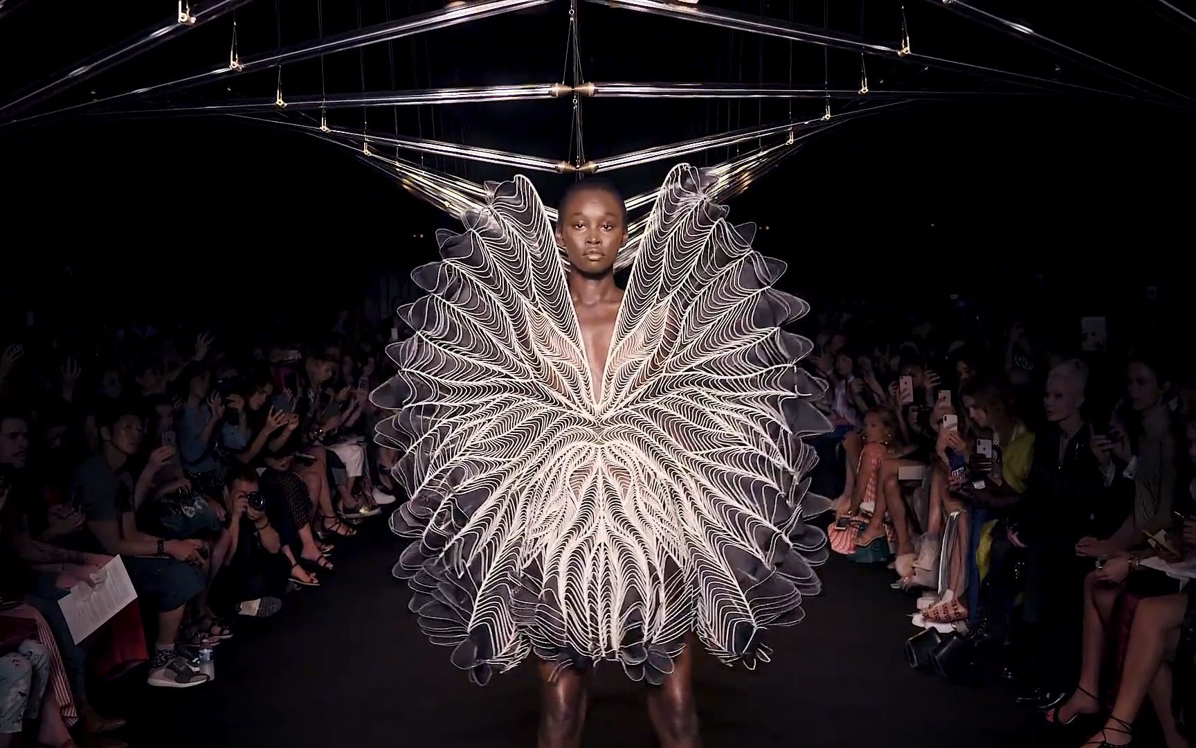 [图]【Iris Van Herpen】Syntopia 系列 爱你对生命科学探索的的非凡洞见