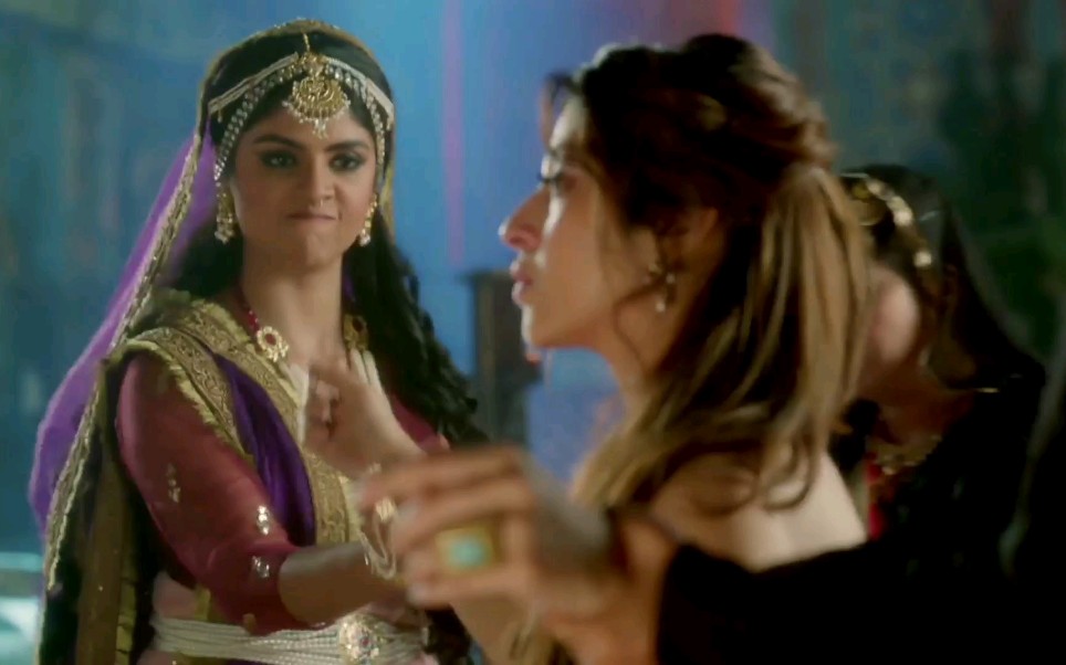 《莫卧儿绝恋》安娜卡丽被扒衣烫字