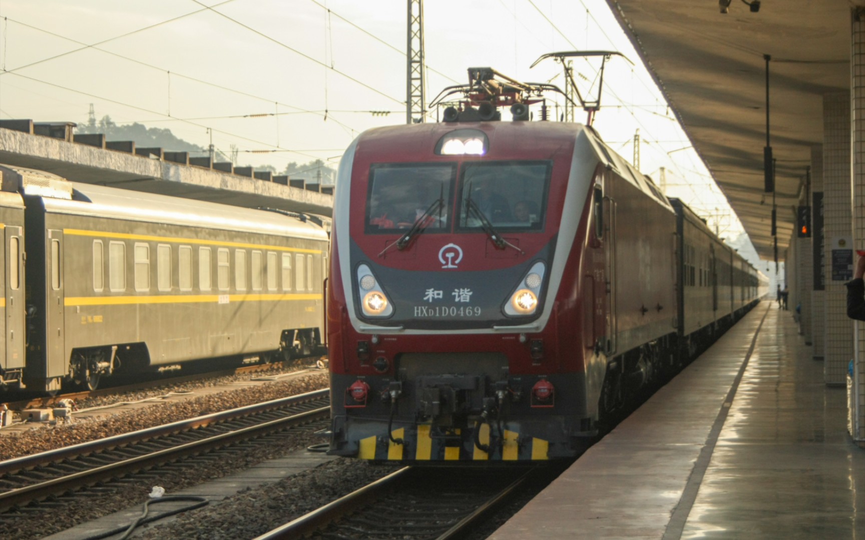 沉浸式倾听轮轨的闷响,沈局老牌车t370(广州—大连)进韶关东3站台办理