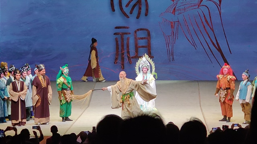 11月12日,戏曲音乐剧《妈祖》谢幕,江南大戏院