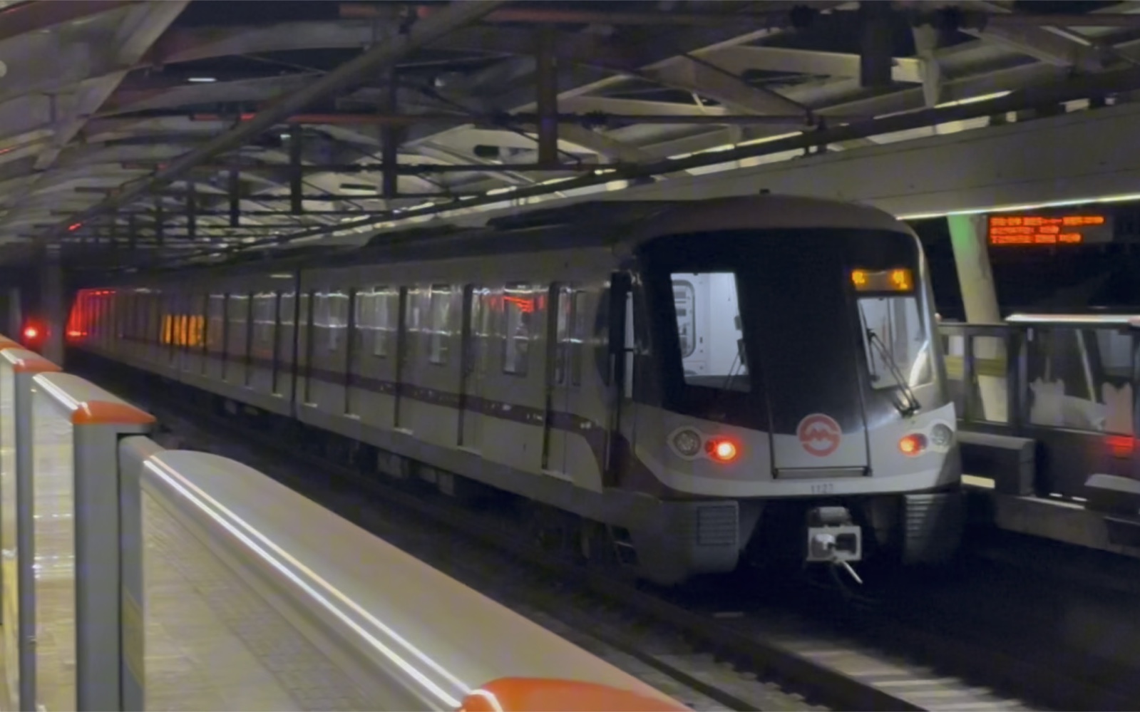 上海地铁11号线奶咖1127下行进入 离开上海赛车场站