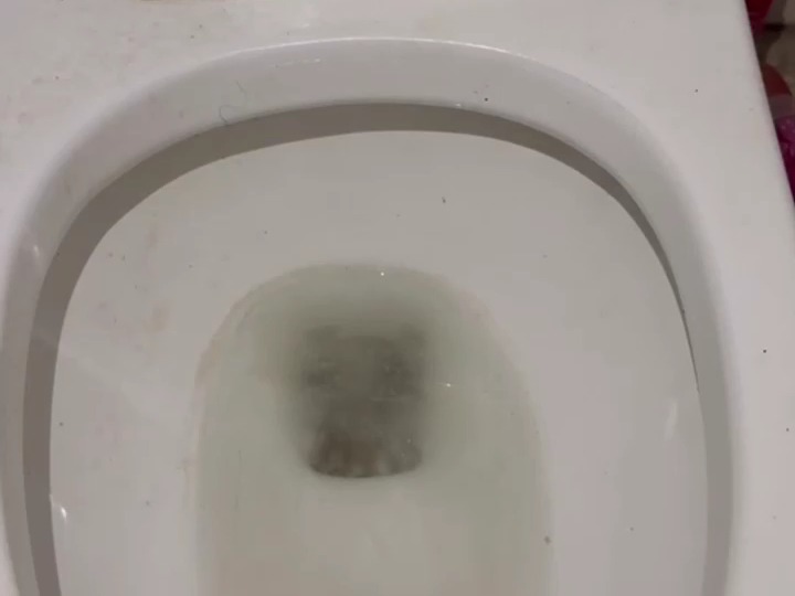 坐便器马桶s弯又厚又坚硬的尿碱无需刷洗轻松就能去掉的方法!