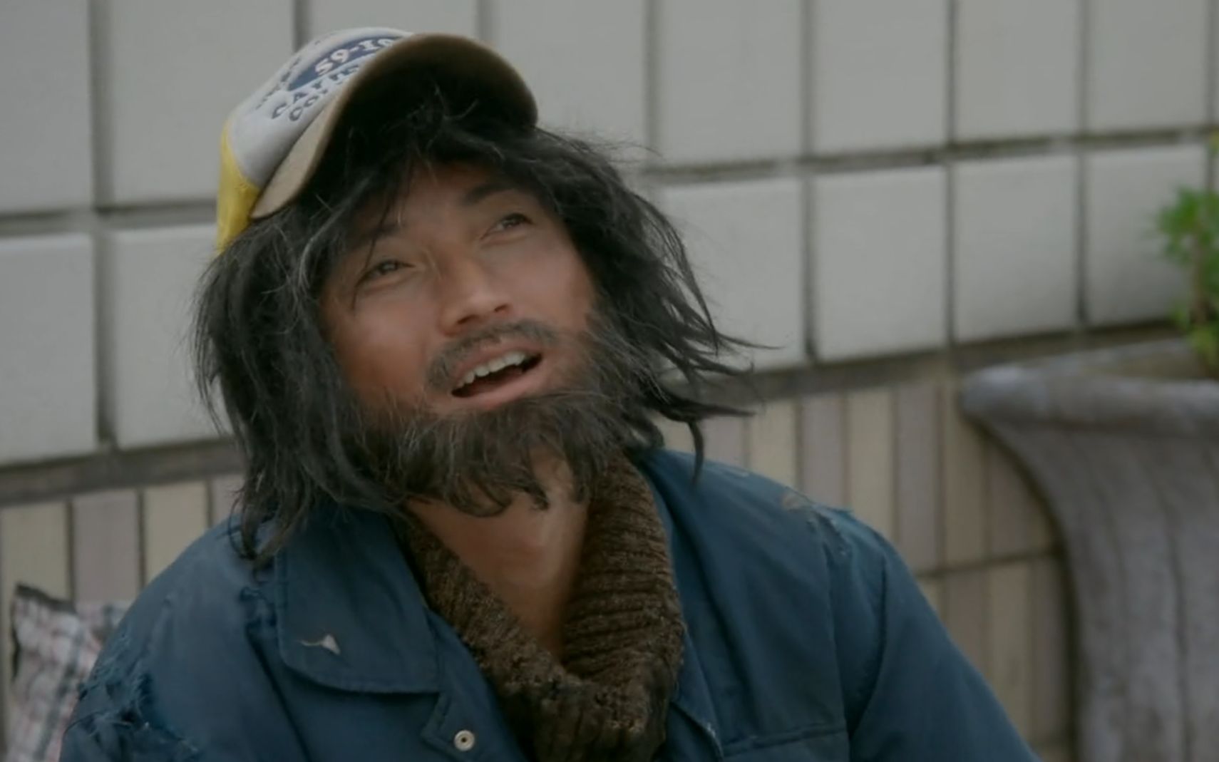 男子有个奇怪爱好,白天是霸道总裁,晚上却扮成捡破烂