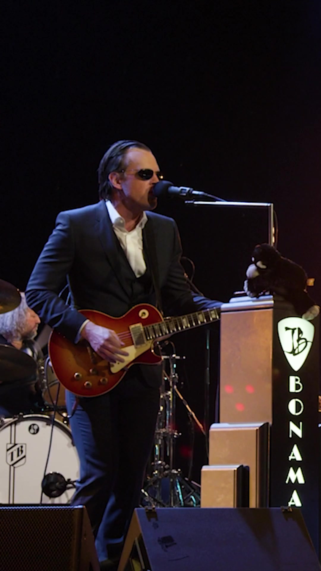 joe bonamassa在无线电城音乐厅现场表演 "生活在月球上".