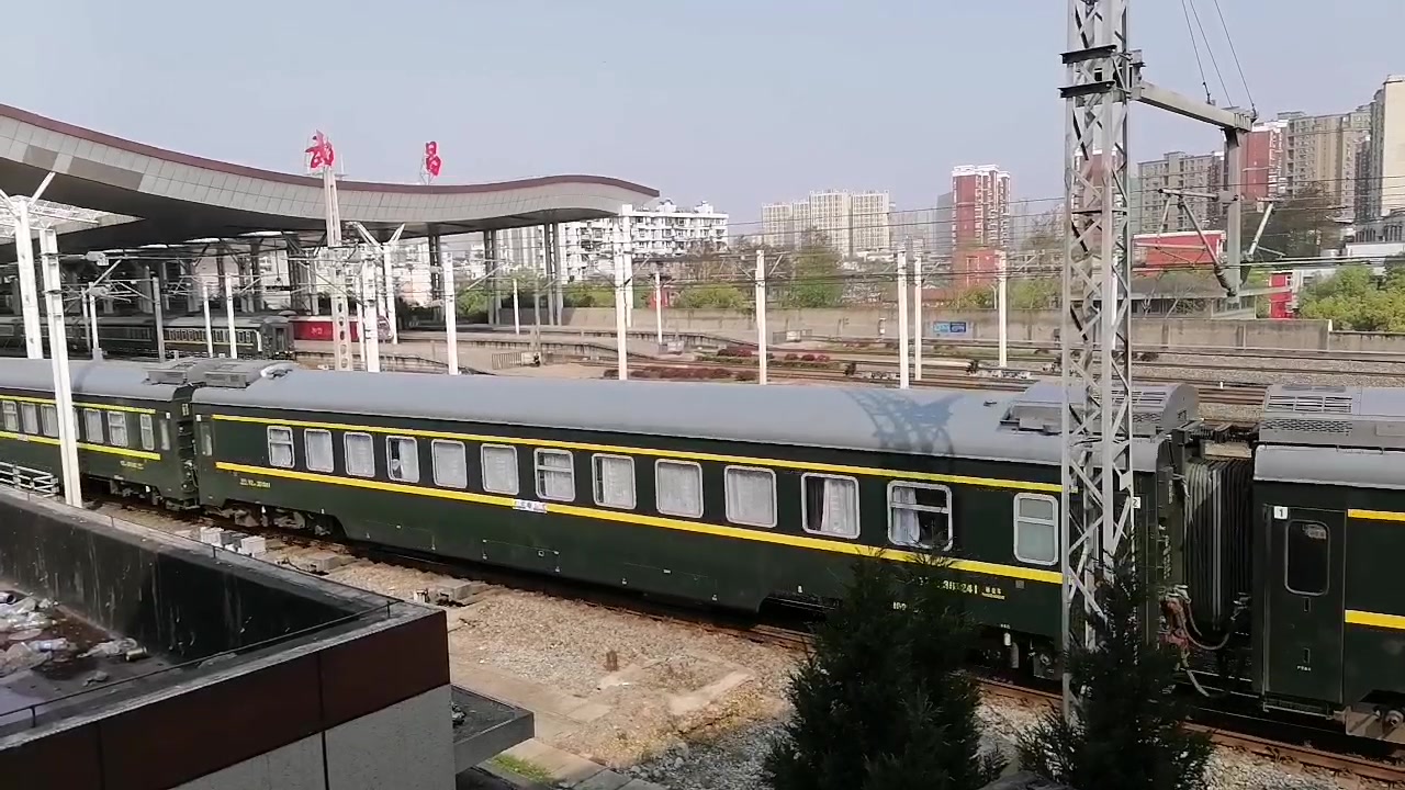 武局南段的df80039牵引z31次列车的车底出武昌站