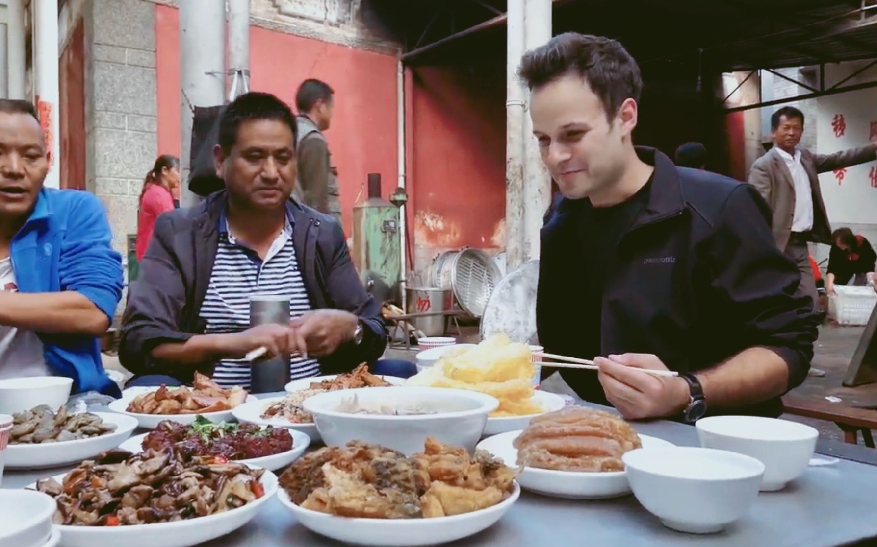 吃货老外尝云南白族八大碗