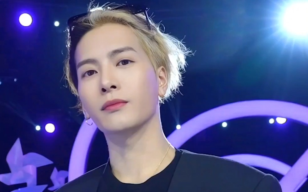 【王嘉尔】这个俯视的眼神谁受得了,来自王boss的眼神鲨