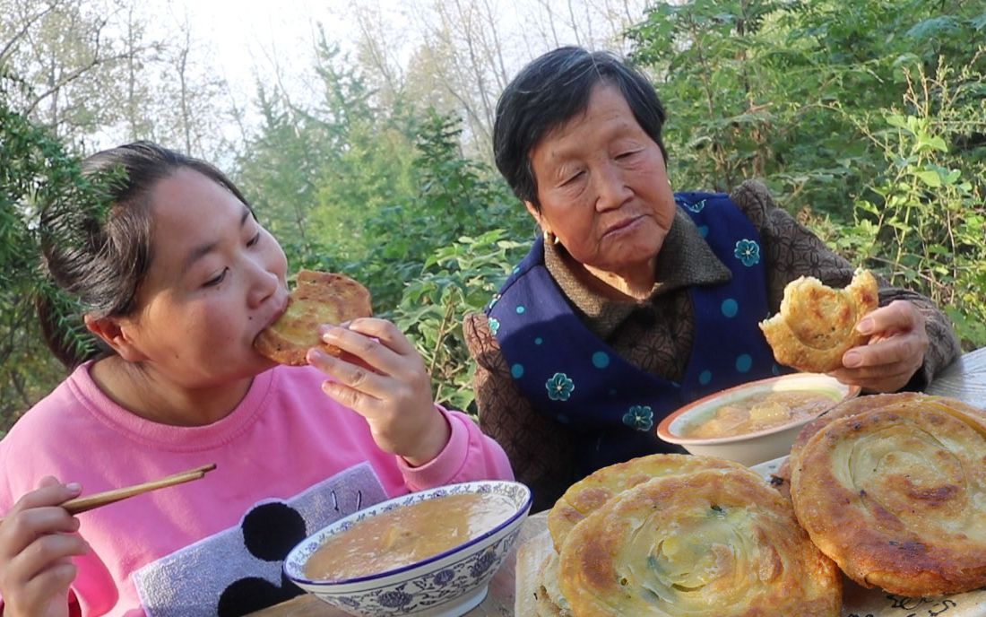 [图]2个蛋黄1把葱，胖妹做葱花饼，越嚼越香，奶奶：你能出去开店了