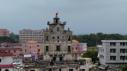 江门开平中坚楼建于1918年,是一座钢筋混凝土结构雕楼,因外形酷似机器人,故有“机器人碉楼”之称.#旅行大玩家 #古建筑之美 #江门 #开平碉楼哔哩...