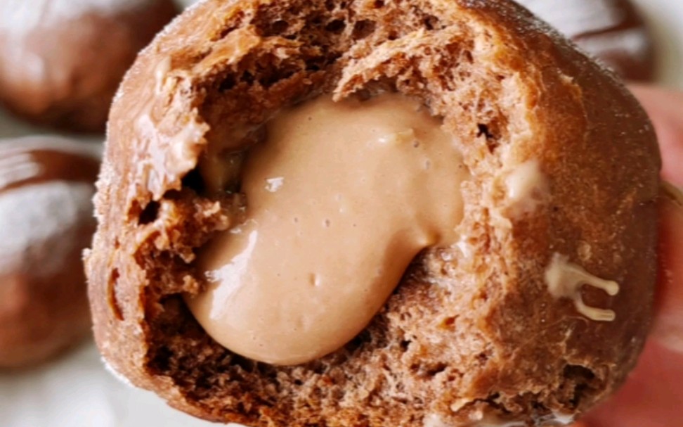 不用揉面也能做出蓬松柔软的【爆浆巧克力面包】里面满满的巧克力