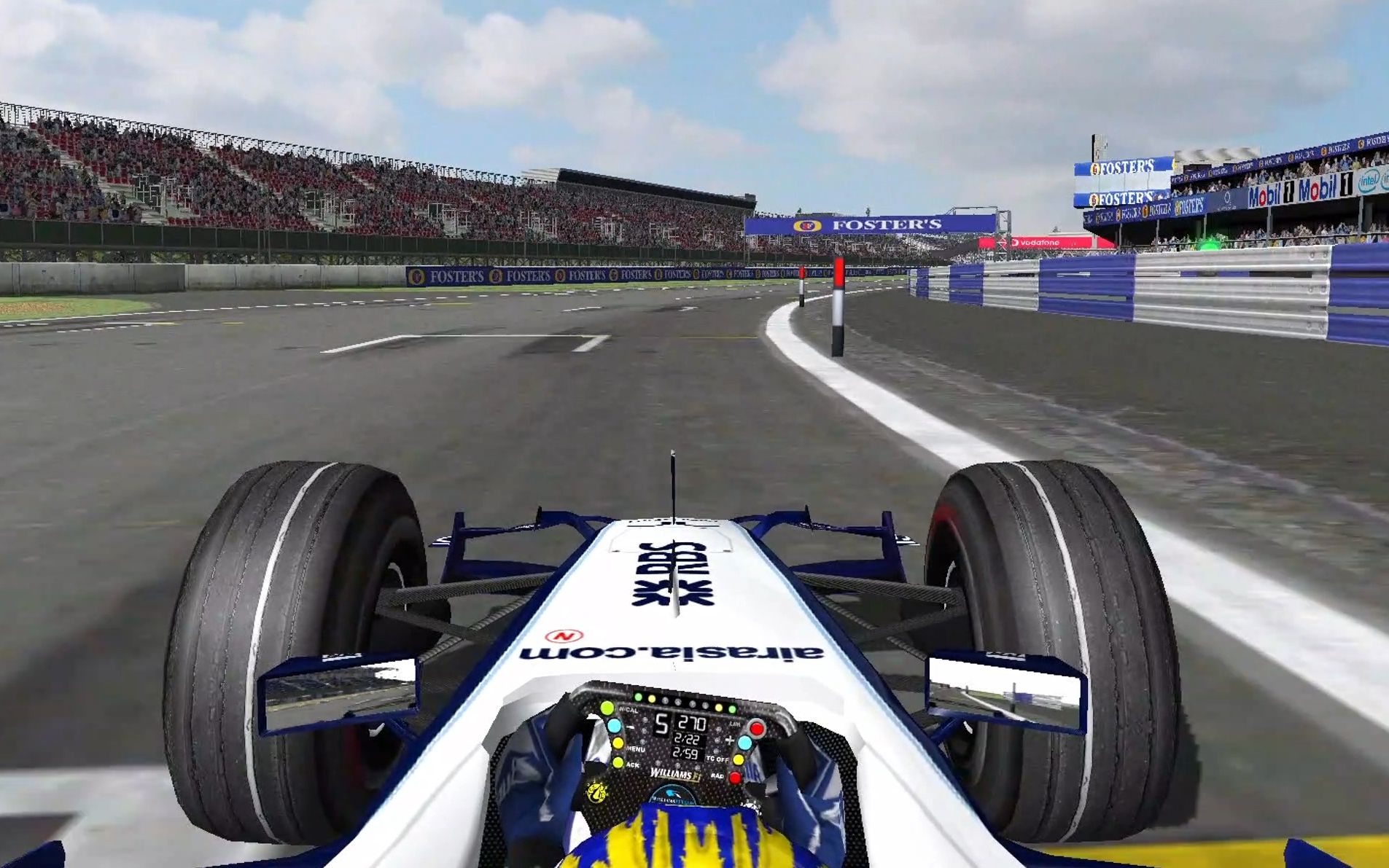 rf经典版银石赛道,场边是英特尔迅驰的广告