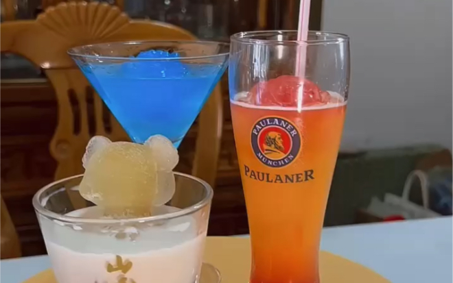 蓝色星期一额,帝萨诺白丝绒,彩色冰块在鸡尾酒中的美丽绽放