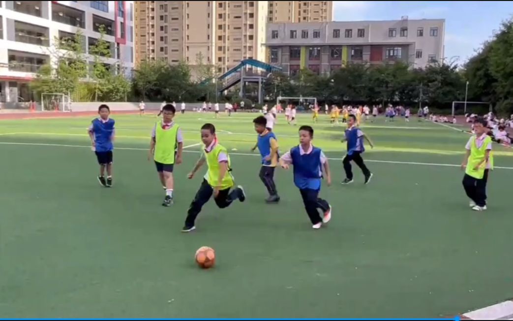 [图]【校园足球专栏】小学三年级足球社团“传球接龙与比赛”