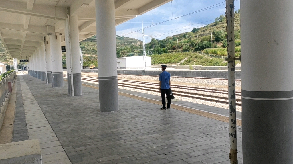 17 真绿不是刷绿,7503次列车进张家川县车站