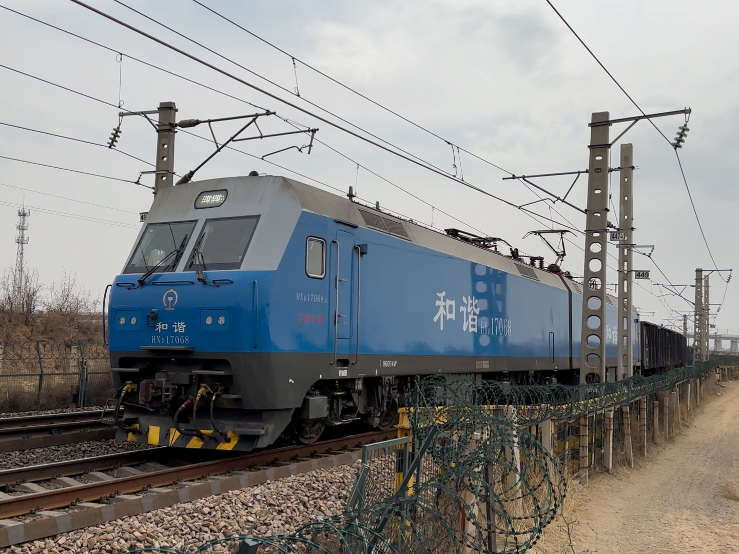 京局丰段hxd1 7068牵引c70e空车下行通过弯道