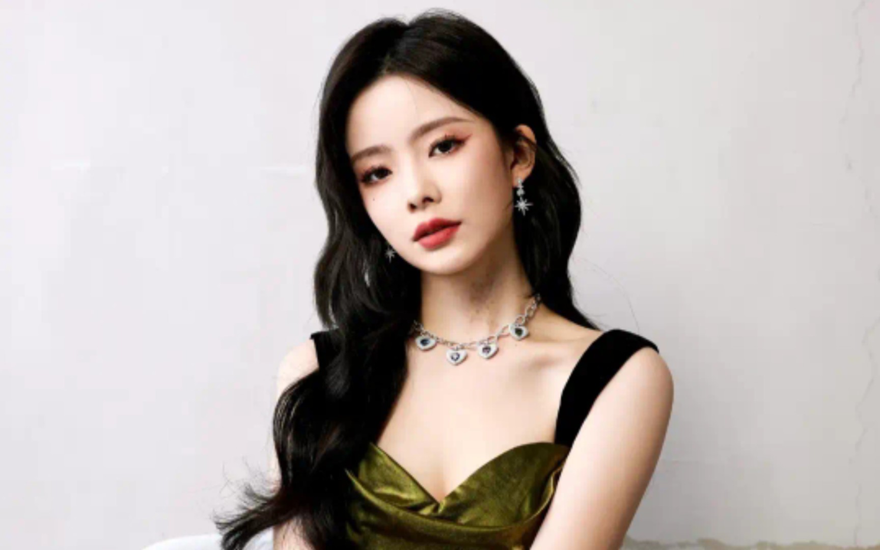 陈卓璇～深v长裙,性感妩媚