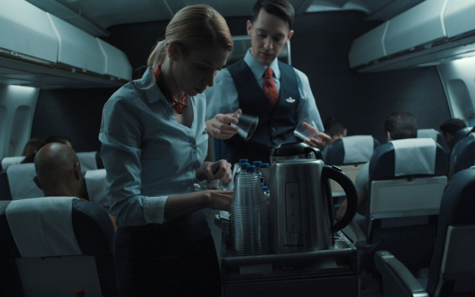 恐怖片666号航班航班起飞后遇到暴风雨不断发生灵异事件