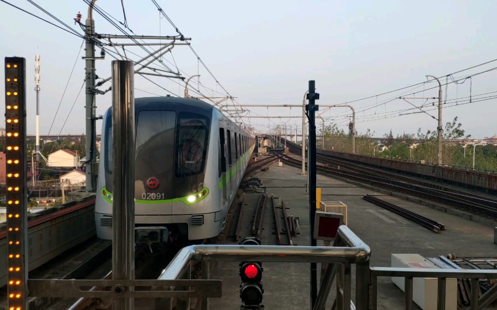 上海地铁2号线02a05型列车绿灯侠02091号车徐泾东方向到达远东大道站