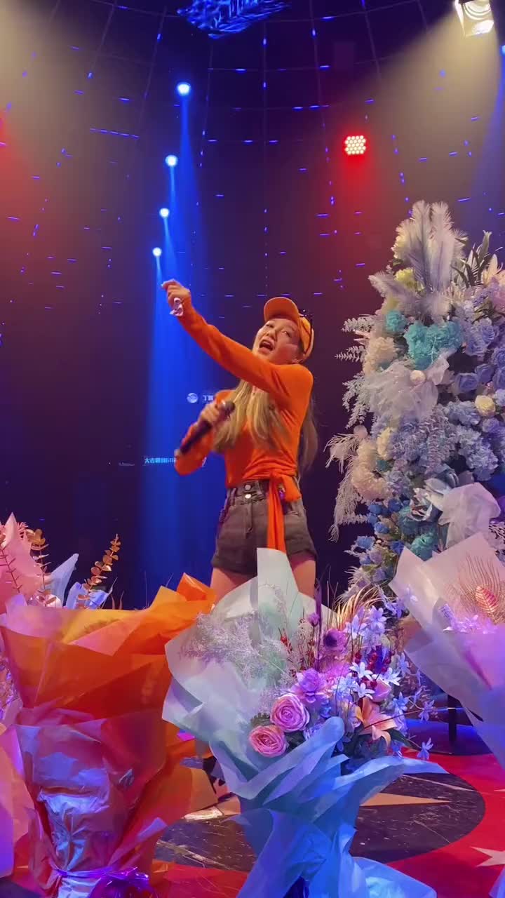 颖宝被花包围了爱似水仙翻唱歌手颖宝儿sunny