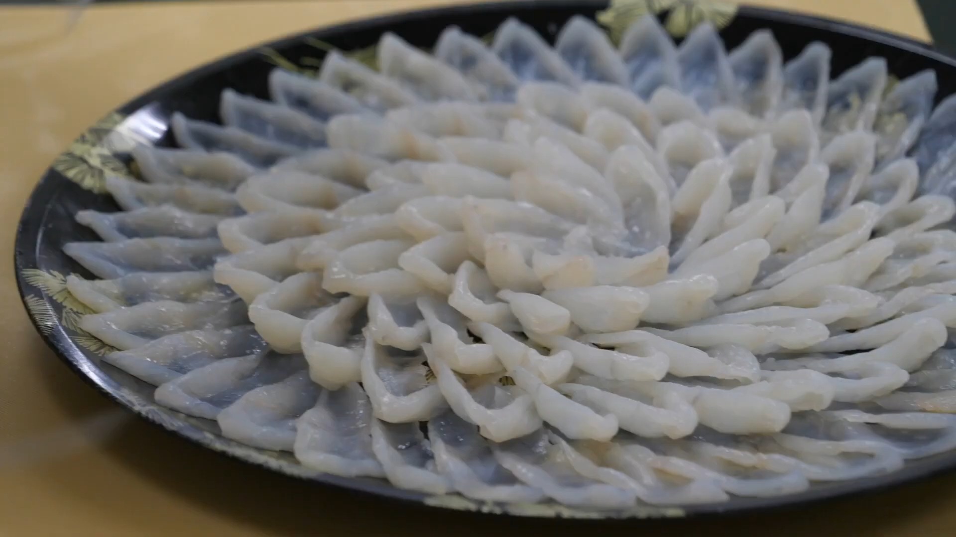 叶泊市场-切割巨型虎河豚的神奇工匠! 生鱼片的制作过程