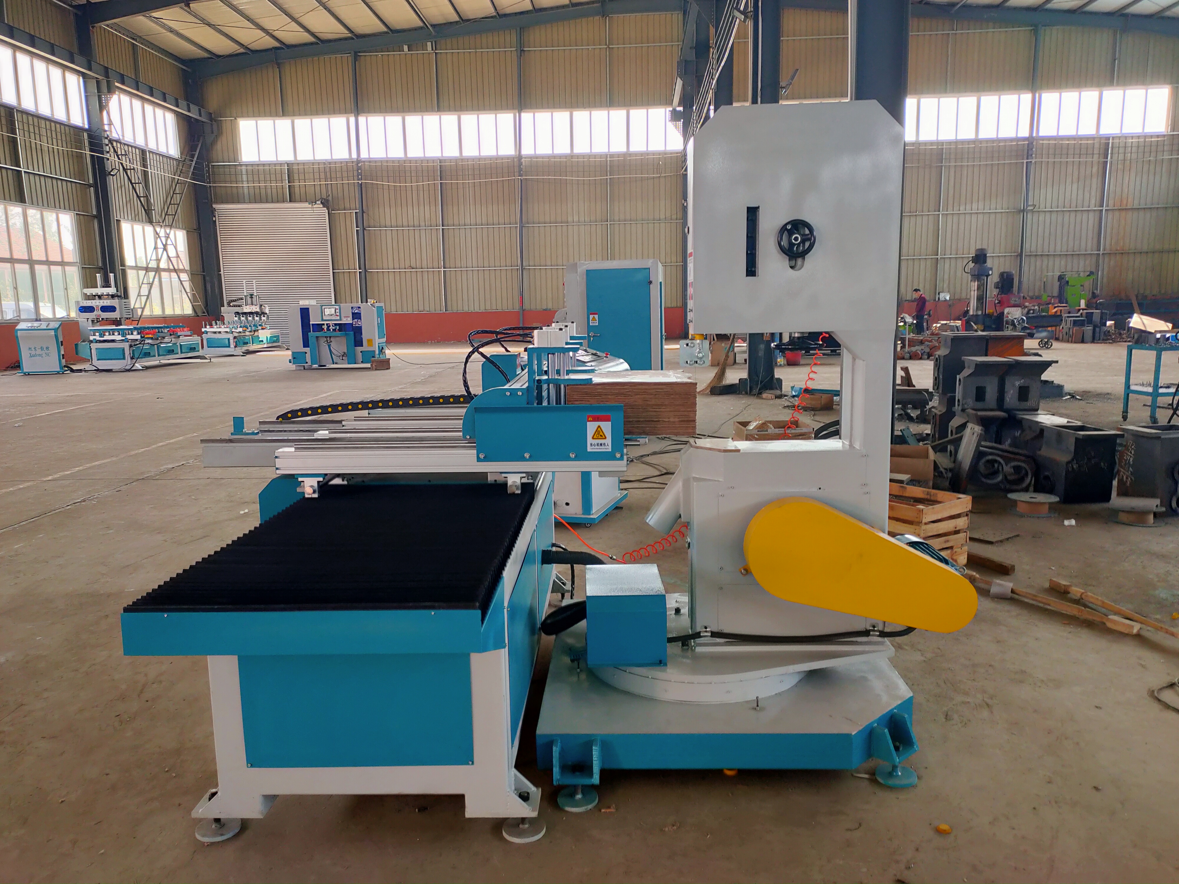 数控带锯木工数控带锯开机加工了