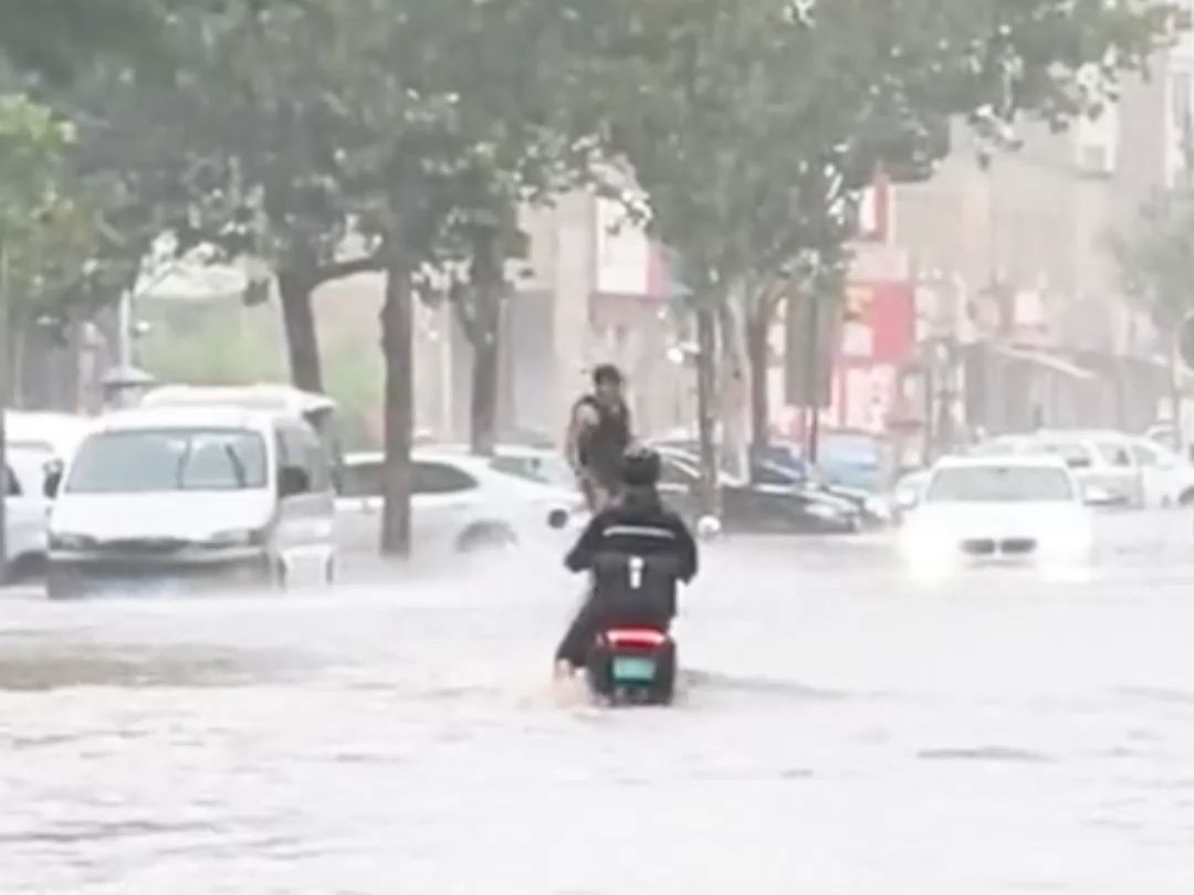 山东多地暴雨城市内涝,德州有人马路上“冲浪”,提醒市民外出注意安全!哔哩哔哩bilibili