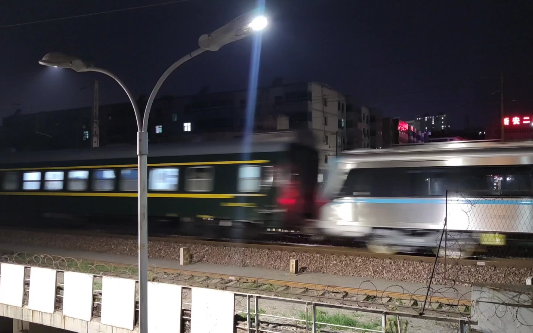 【日常拍车】地铁上国铁! 11551回送西安地铁14号线车厢下行通过新安县站哔哩哔哩bilibili