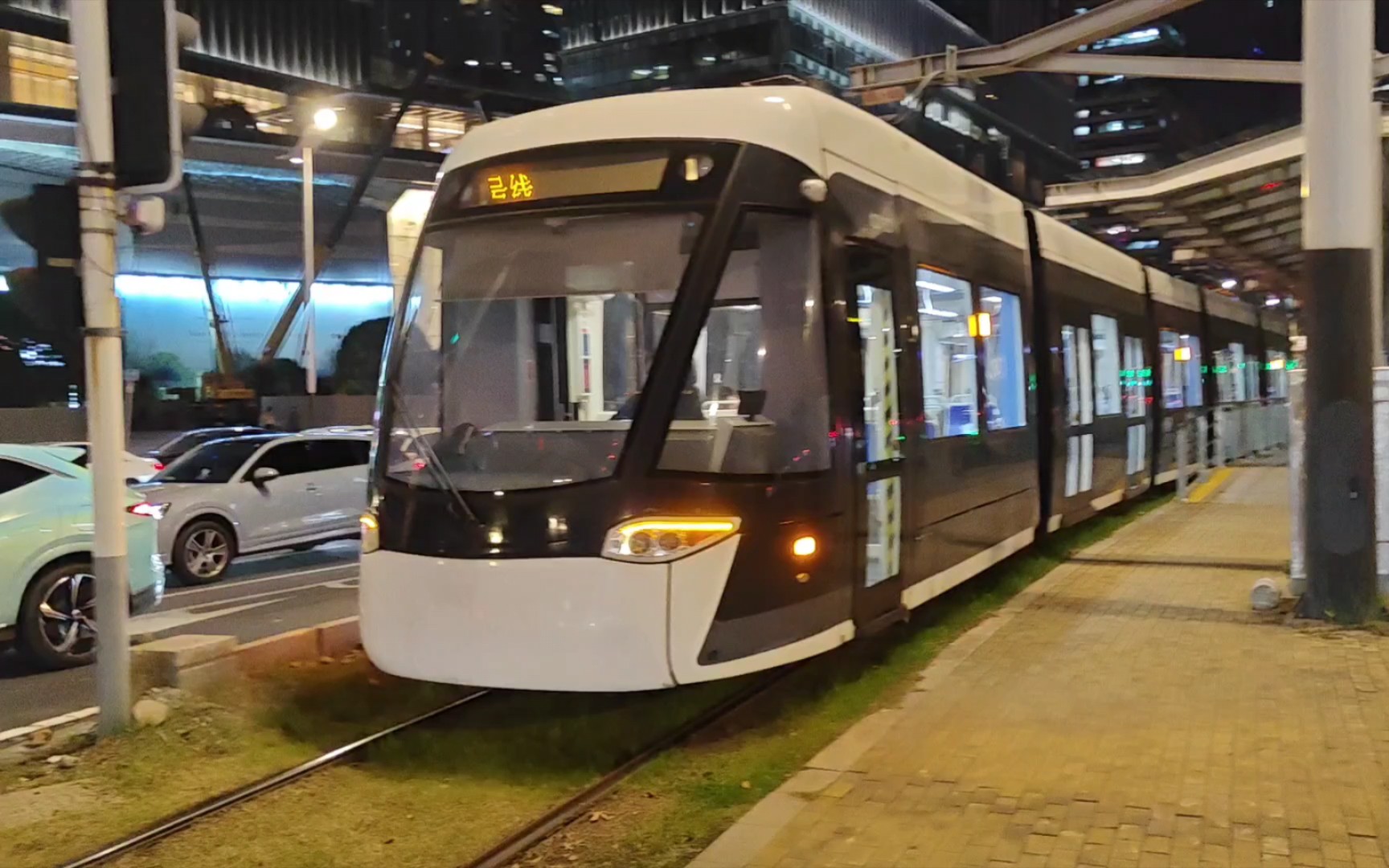 南京河西现代有轨电车一号线缓缓驶出元通站,通过河西新区cbd中心