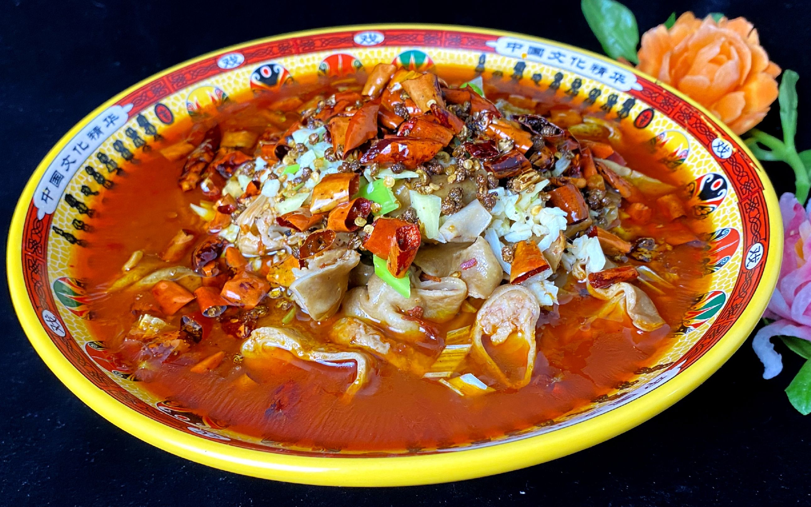 天凉了,老师傅教你在家做道水煮肥肠,麻辣鲜香,味道不输饭店