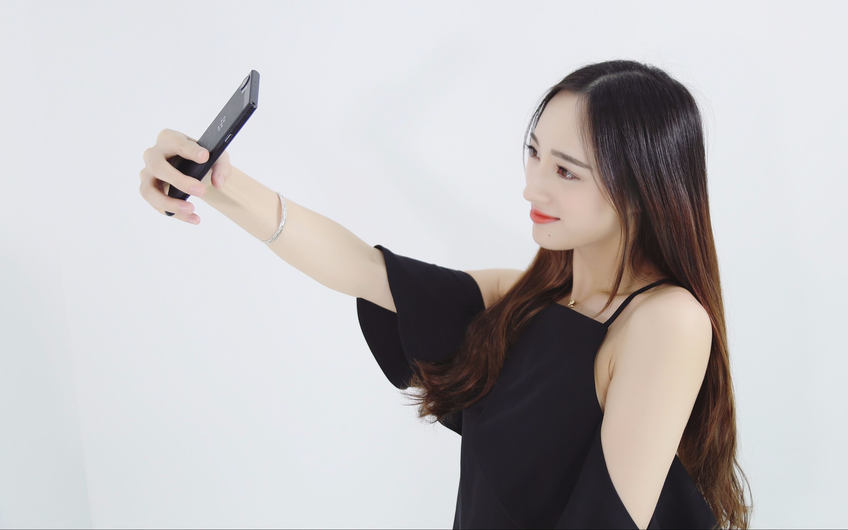 美女开箱测评黑莓keyone你愿意为情怀和全键盘买单吗