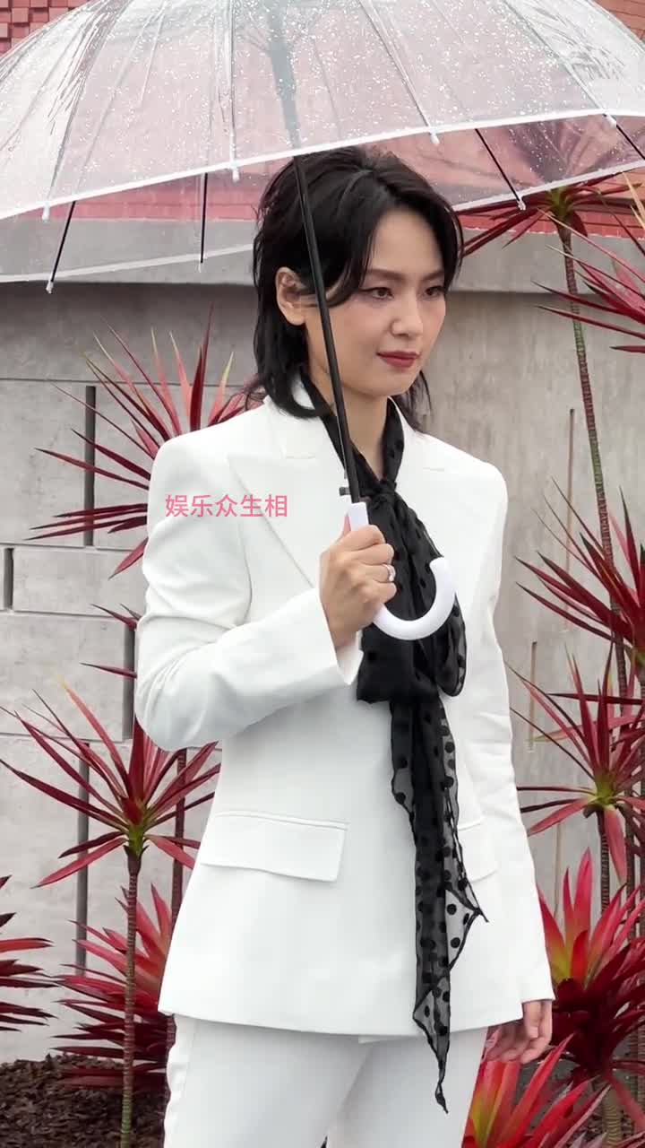 周笔畅 白色西装造型亮相#格乐利雅东方风云榜 红毯这次妆造如何