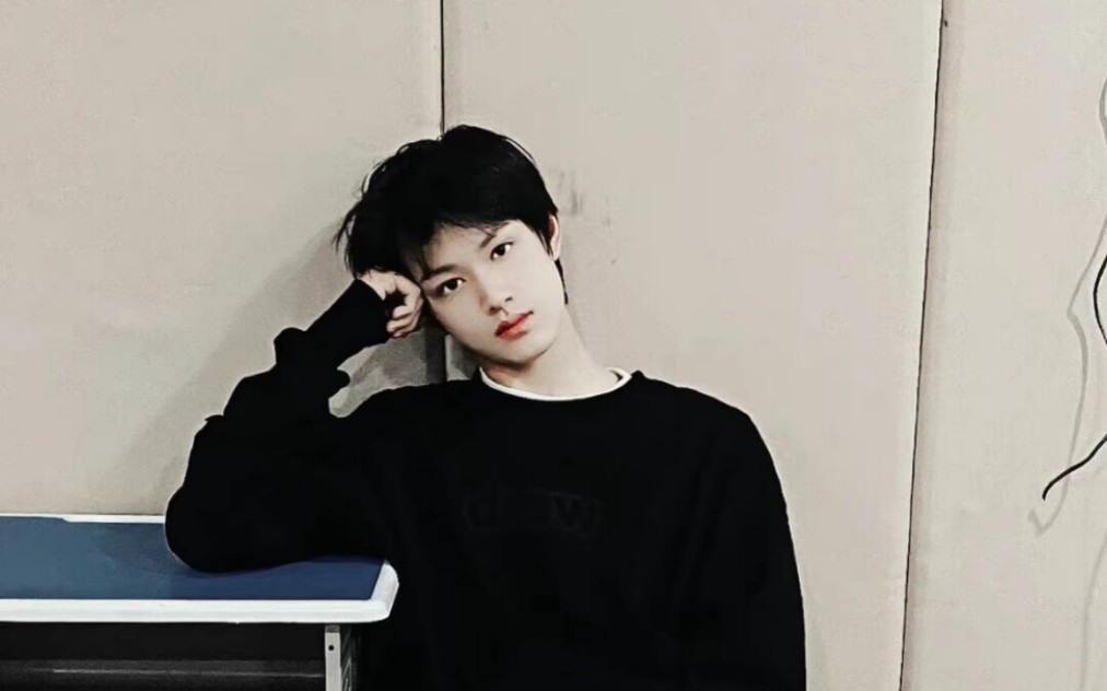 来看看氛围感拉满的时代峰峻三代帅哥【张极】