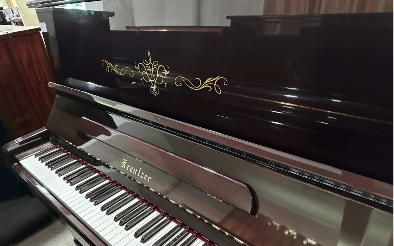 克鲁泽kreutzer ke-505高端精品钢琴,上门板金属雕花镶嵌,弯腿设计,红