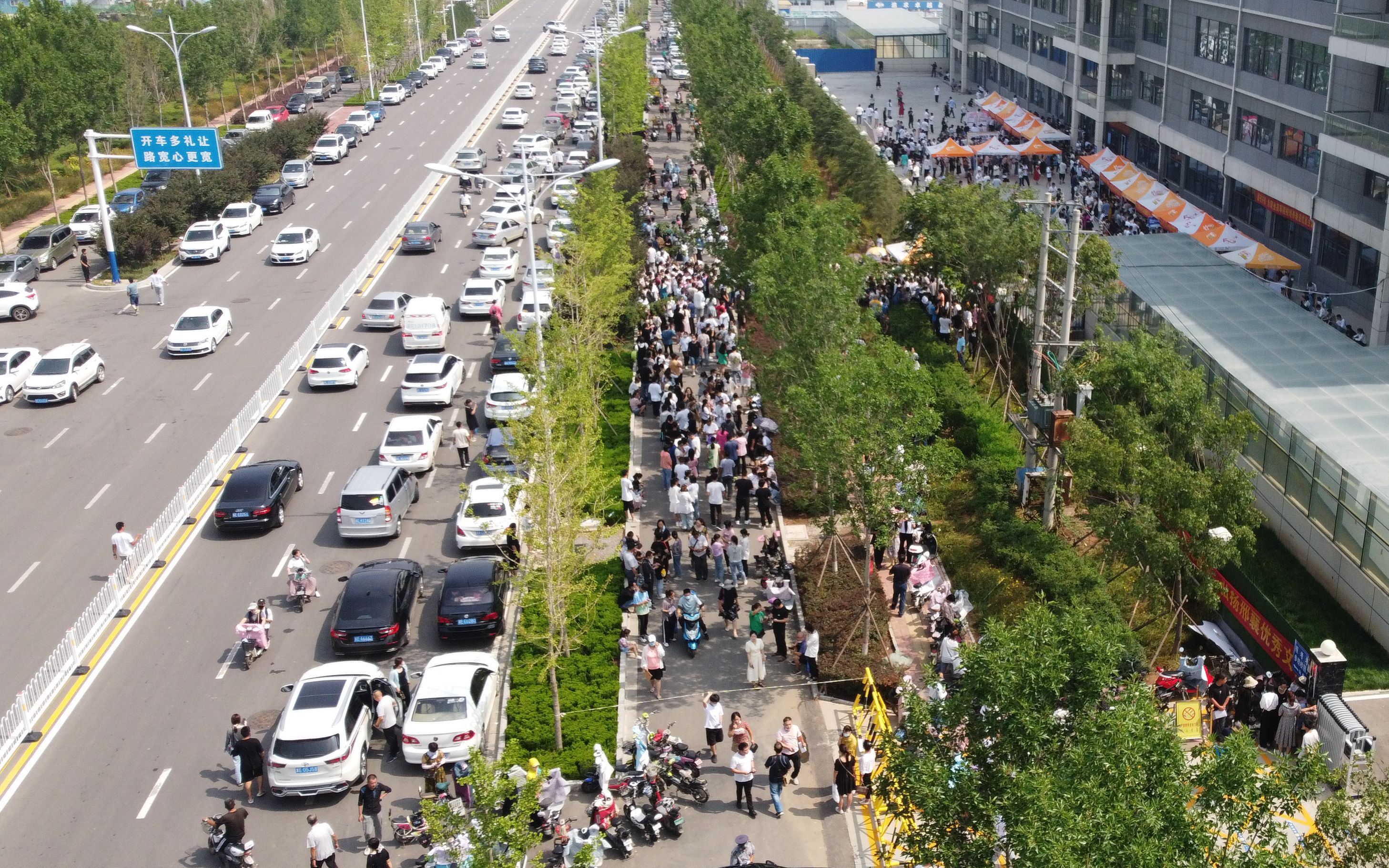 航拍邢台现代职业学校2021年招生火爆场景哔哩哔哩bilibili