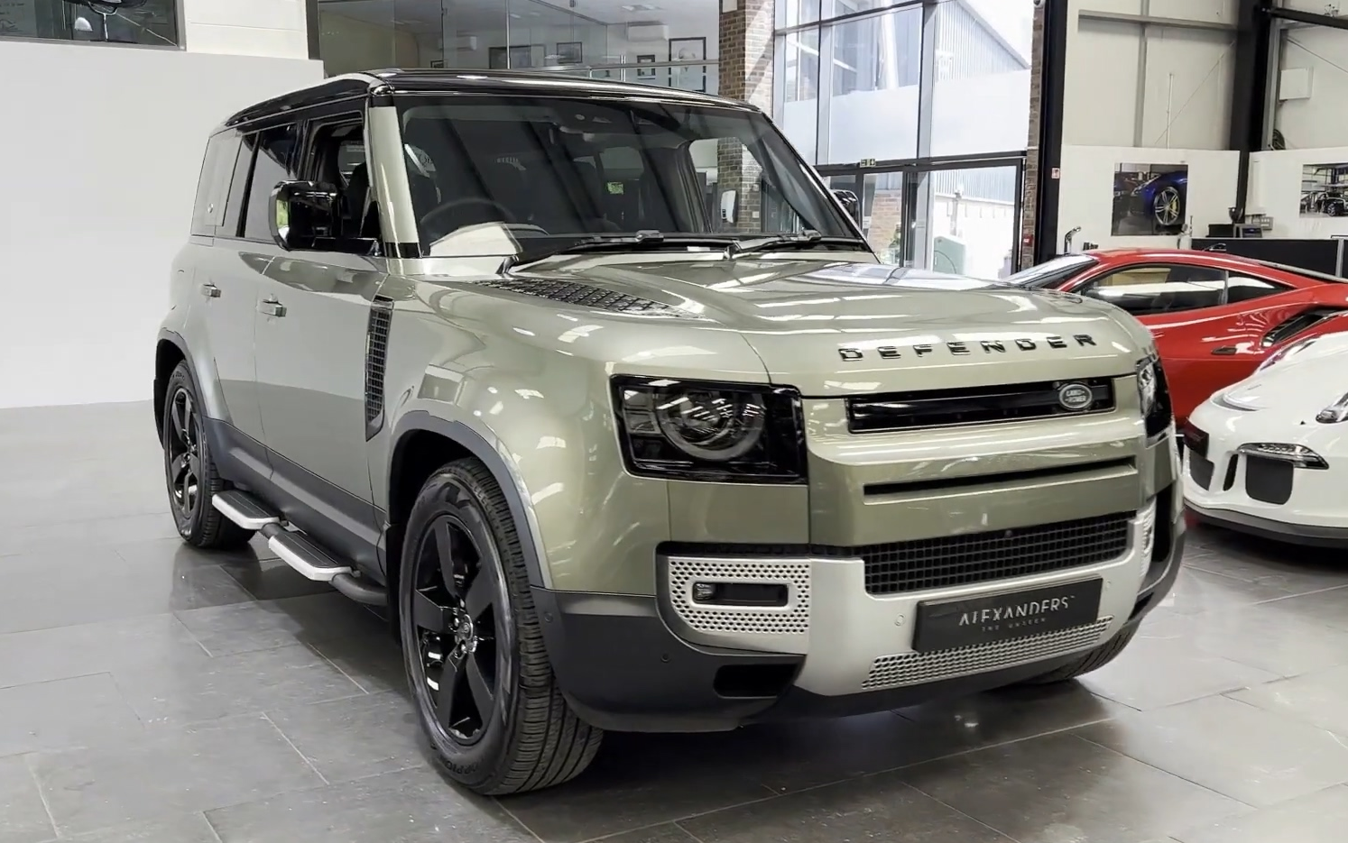 alexanders门店实拍路虎卫士110d250首发限量版2021款