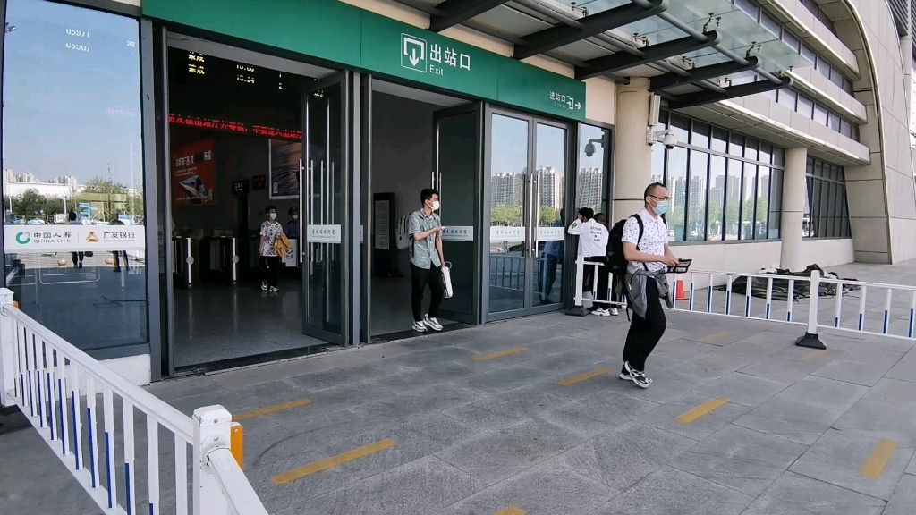 5月23日下午3点山东荣成高铁站出站口的真实情况一起看看吧