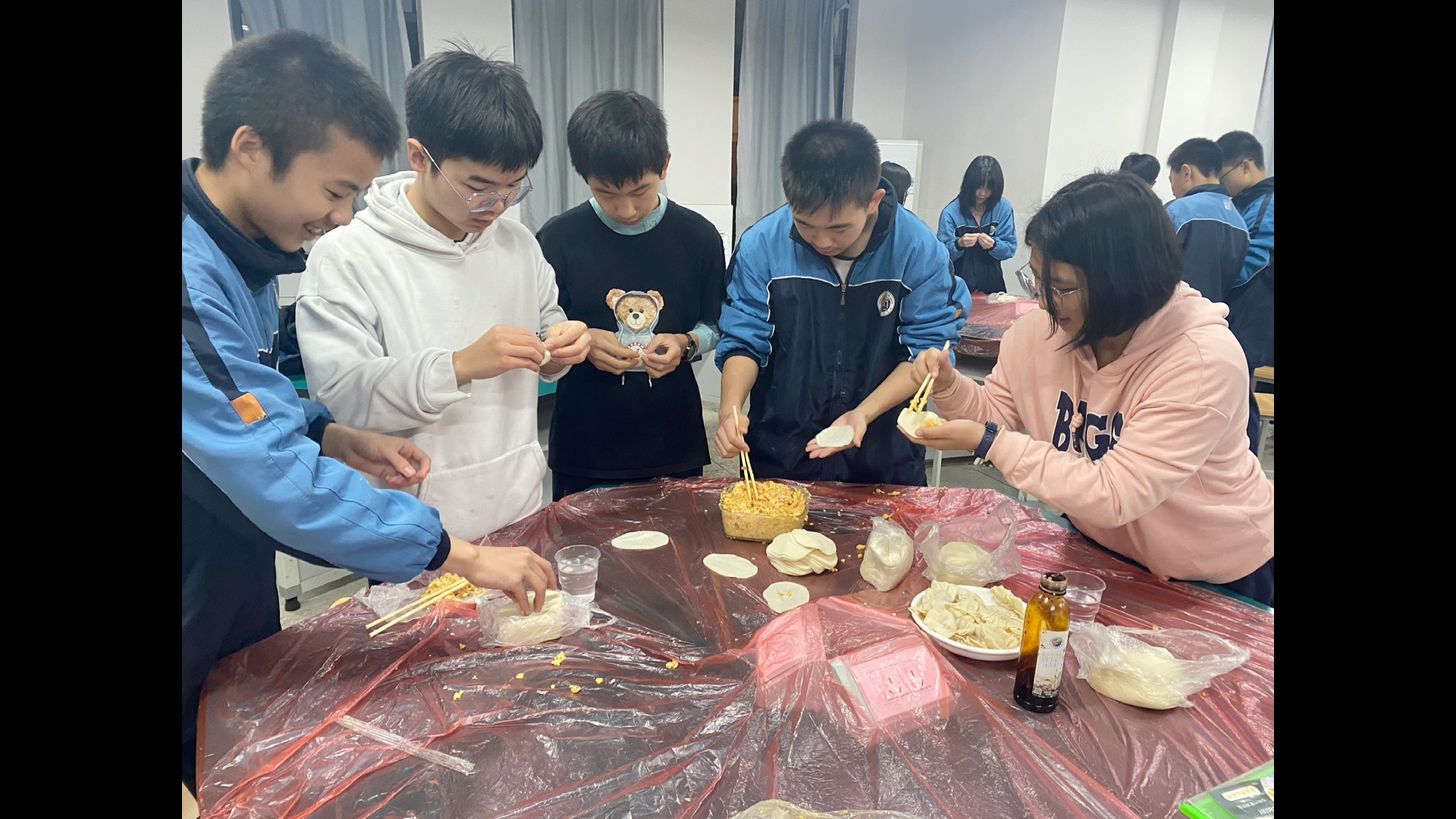 [图]黑夜虽长，但别用来遗忘。冬至快乐小朋友们。记郡永实验学校C1911班冬至包饺子活动。