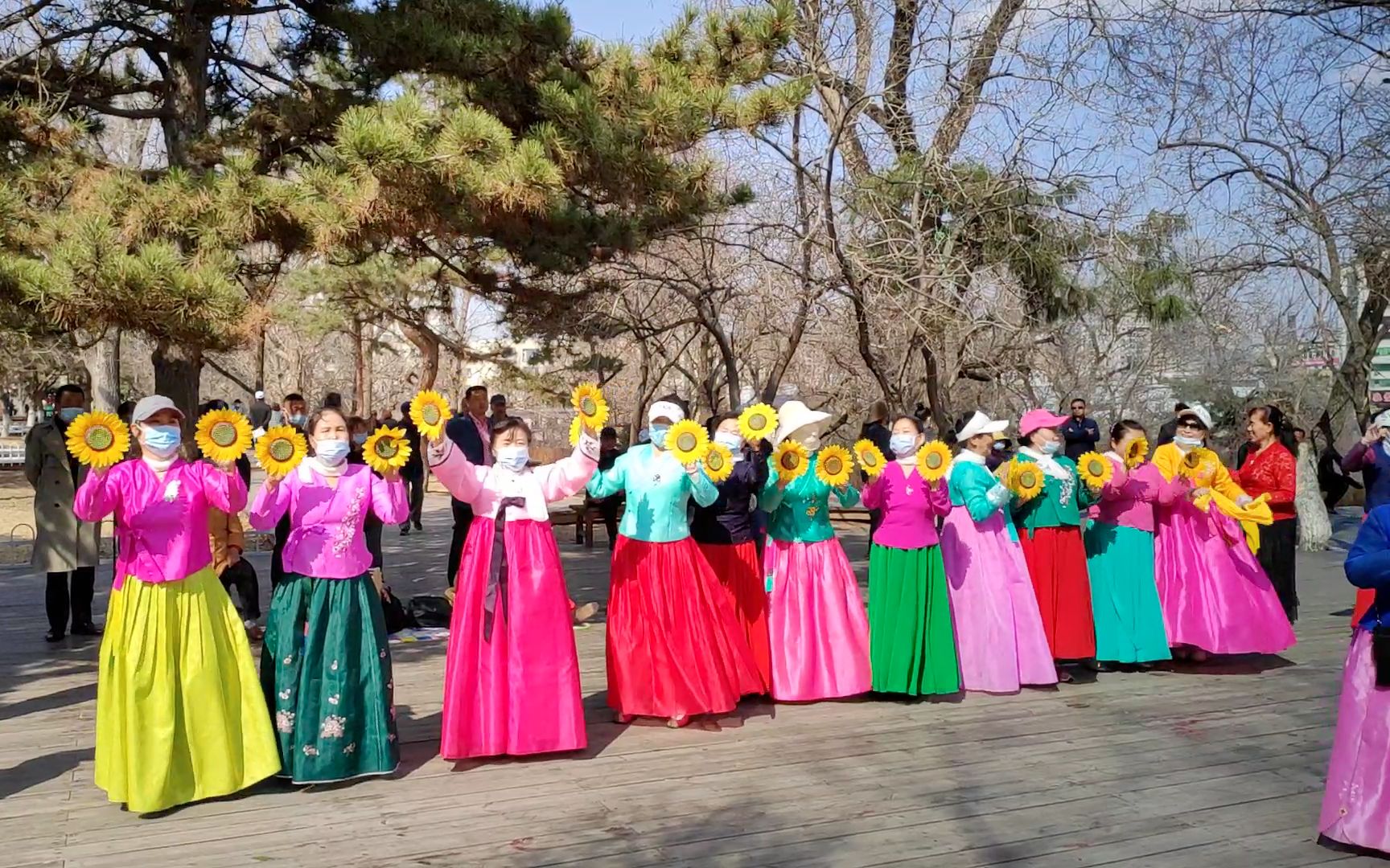 延吉公园朝鲜族中老年人高高兴兴跳起广场舞