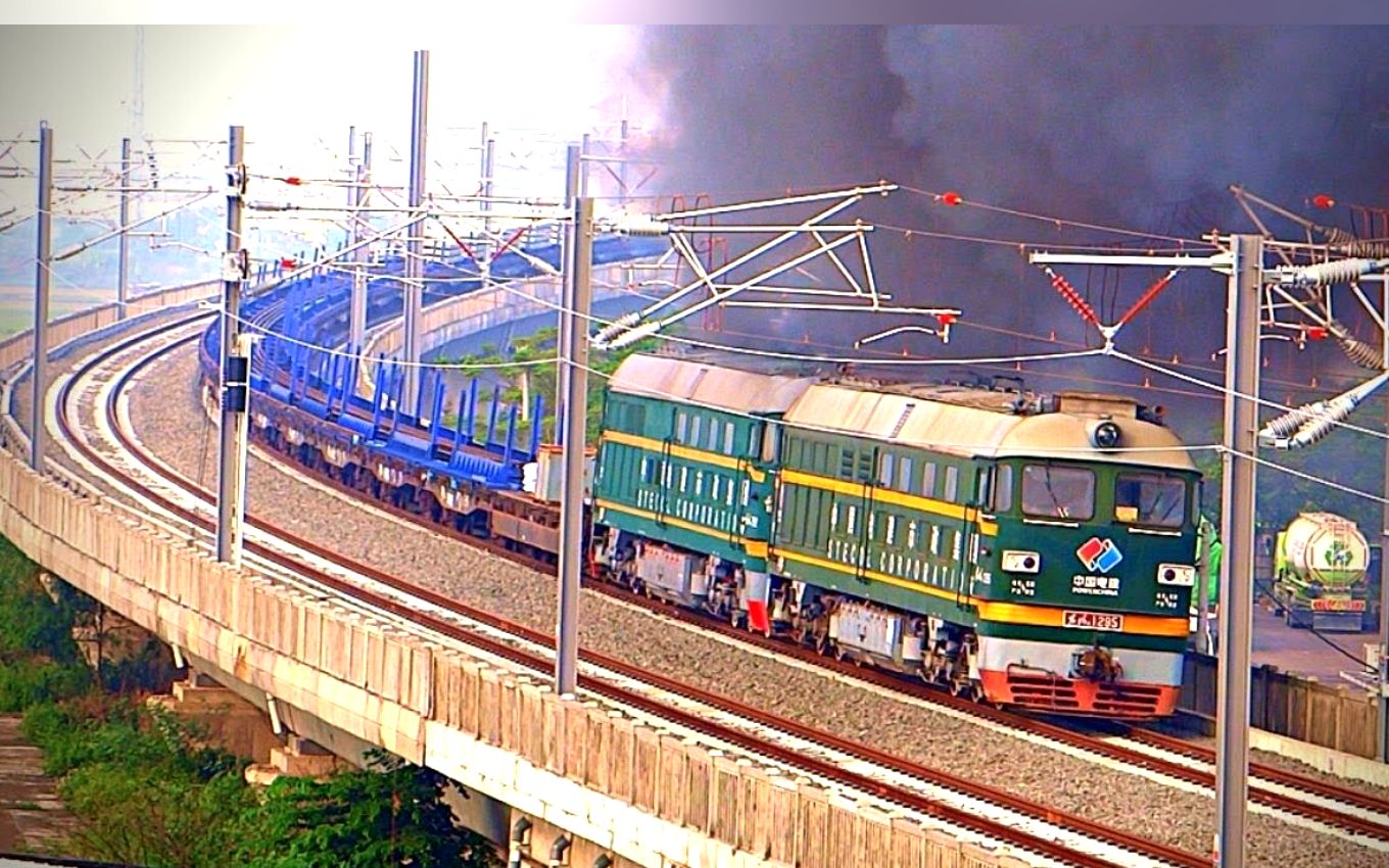 【祖传喷烟】印尼雅万高铁上努力工作的df4b内燃机车