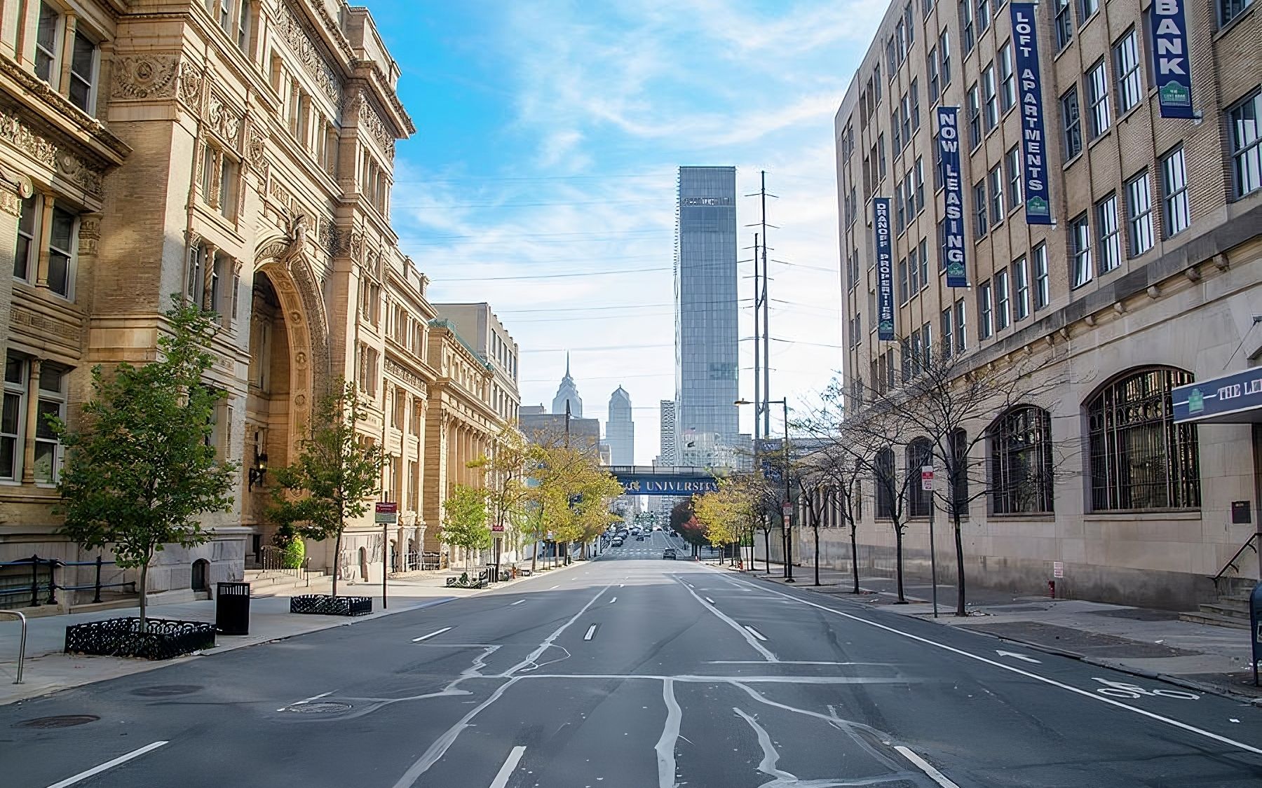 行驶在费城城市market街道 摩天大楼