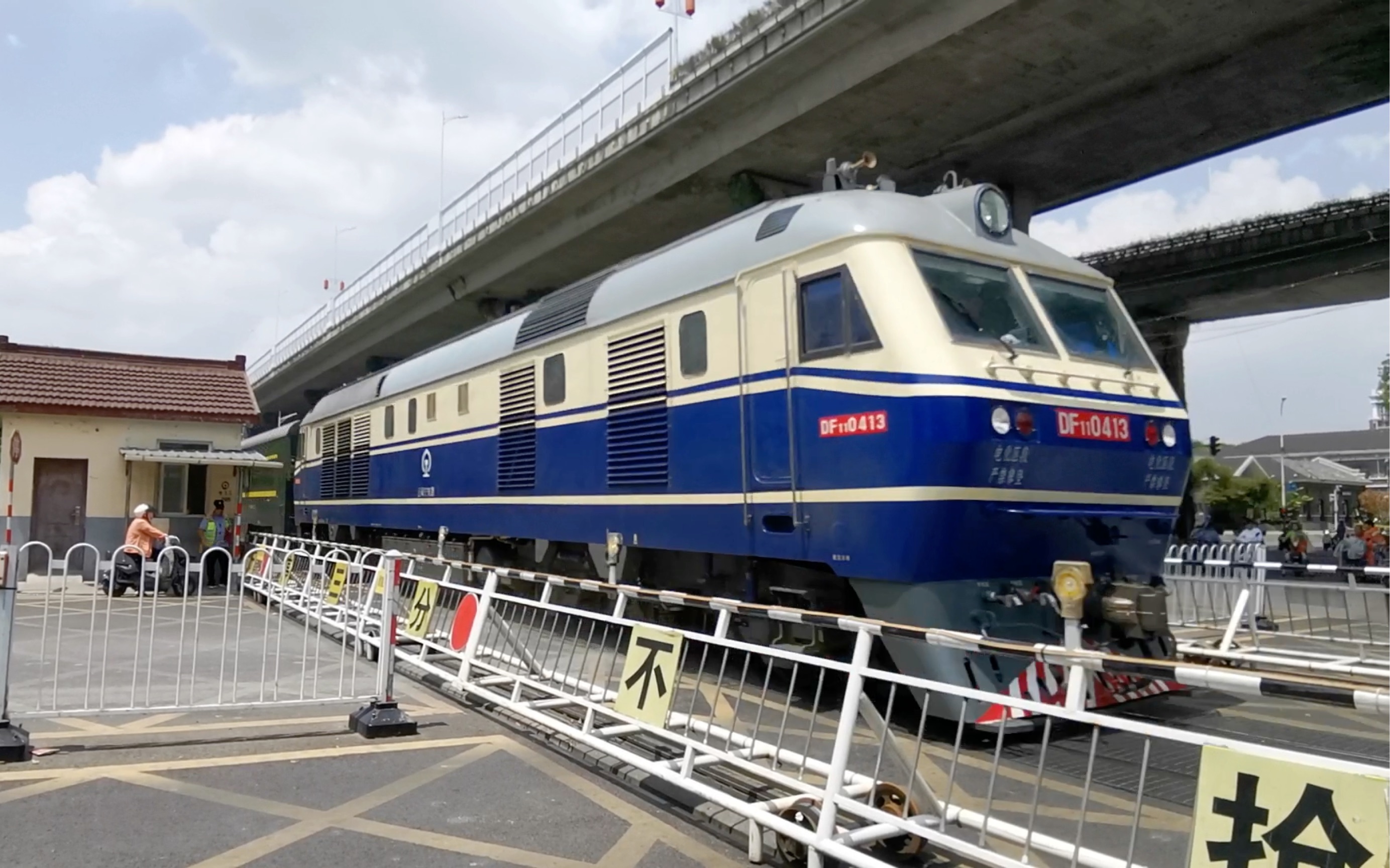 【宁芜线】57984次(芜湖-南京)督导车通过土城头道口.