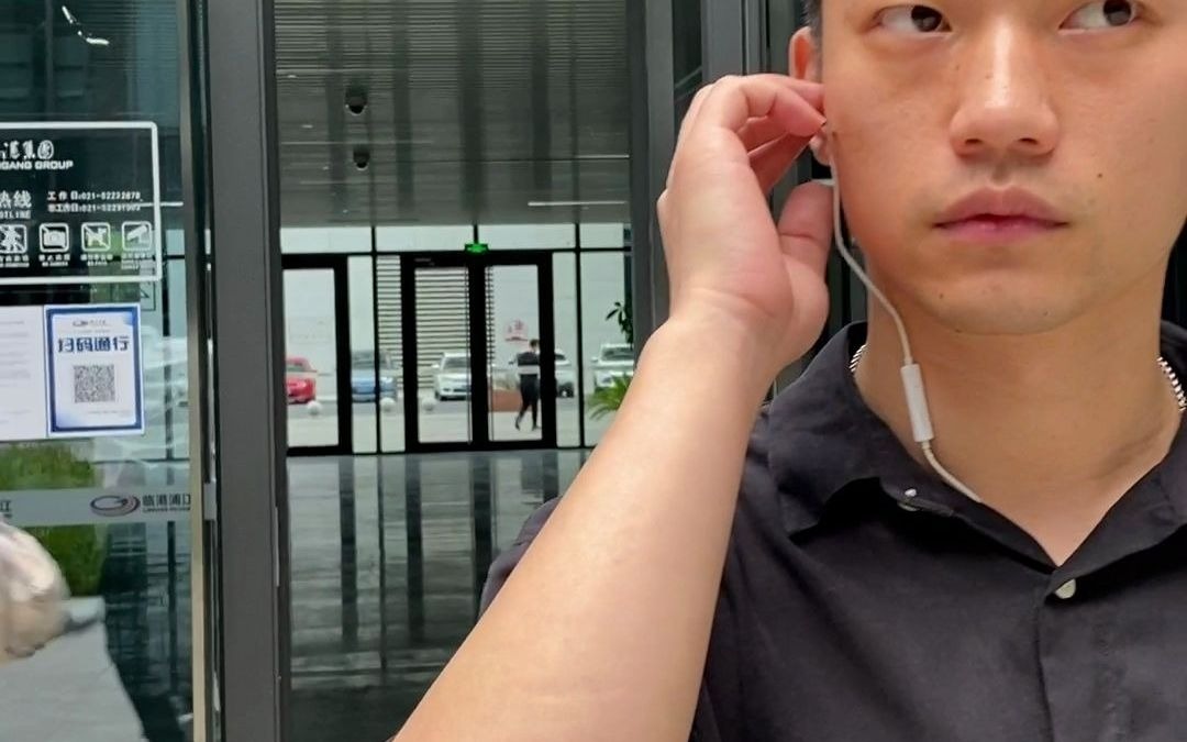 最近请了一个保镖,听说能眼观六路耳听八方!#衣哥