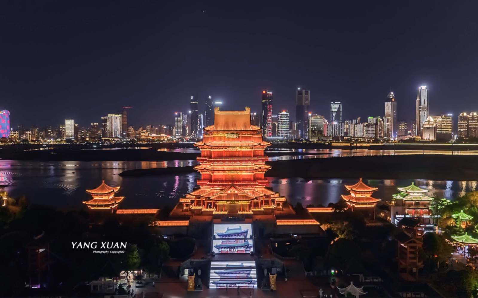 江西南昌滕王阁一江两岸,一个古代和一个现代就像穿越时空之间,太有